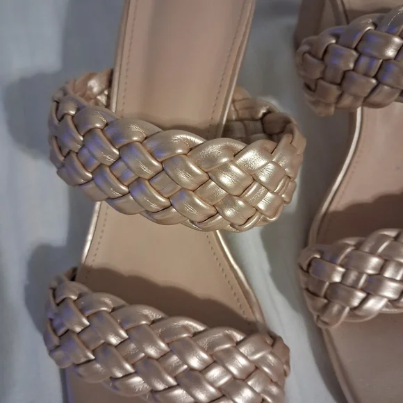 Gold Sandals With Braided Strap - Picture 4 of 9